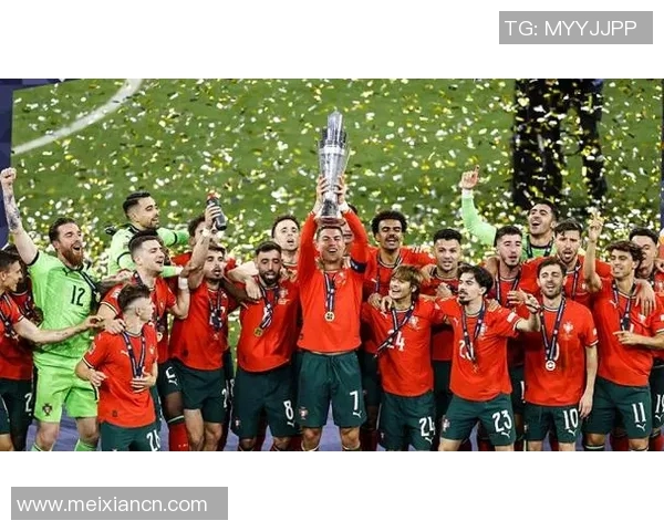 足球球星与队友共同举起奖杯庆祝荣耀时刻展现团结与拼搏精神